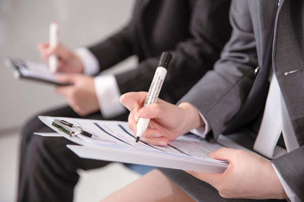 如何設(shè)計高效的組織溝通機(jī)制，確保信息暢通無阻？